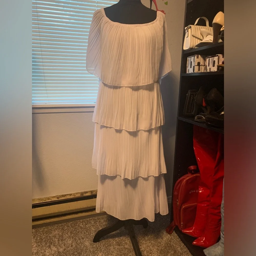 Off The Shoulder Ruffle Dress - Picture 3 of 4